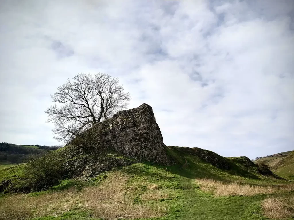 A small rock outcrop stands at the site of Pilsbury Castle